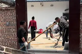 农村自建房三十多天建好，三房一厅带个院子，嫁给老公住了十几年水泡房，今年下再大的雨都不怕了！今天老黎大部队一起把卫生搞好，看起来真的好漂亮太开心了#农村自建房 #家有老黎视频封面
