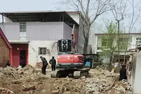 千难险阻，总算开工了！为老妈建房，真是让我看尽了世态炎凉，在农村不盖房的时候还是好邻居，一盖房什么牛鬼蛇神都出来了，让你又想哭又想笑，开心是因为老房重建，替老妈开心，难过是因为遇到了让你难以置信的艰难险阻，总觉得你不占别人的做好自己就行了，谁知道人心险恶，防不胜防！算了，只要顺利开工，其他不说了，请祝我开工大吉吧！#建房子不容易 #砌砖 #家乡建房视频视频封面