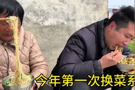 今年开春第一次换饭菜，来个经典凉菜粉条凉拌绿豆芽，好吃解腻。视频封面