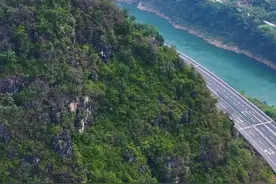 在都安县境内，当高速公路与县级道路和红水河相偎相依，结伴同行时，就有了眼前这美丽的风景线#最美的风景在路上#贺巴高速龙湾段视频封面