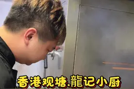 干炒牛河的高难度版，将又细又薄的汤水粉用来干炒，全程大火炒，急火猛攻的河粉，芽菜爽脆，吃完碟底也没有油，干身香口镬气十足
