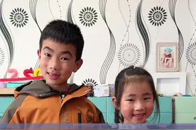 突击检查兜兜和妹妹的书包 没想到兜兜和妹妹竟然把“手机”带学校去了！#亲子 #小学生日常 #虎米护脊书包 #tigerfamily #可站立可折叠书包视频封面