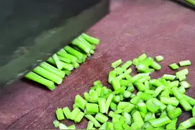 在以前割来喂猪的红薯藤，村里人把它采收回来晒干成茶 #中国农民丰收节 #农村生活