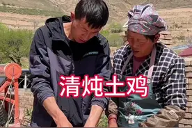 清炖土鸡 #零点五倍速过假期 千里之外的朋友来家里了，老妈用养了一年多的大红公鸡做了清炖土鸡。#浅尝一口立夏乡间的味道 #新农人计划2025#抖音精选 #乡村美食