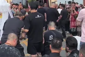 相声名家#杨少华遗体告别仪式上 儿子杨威哭喊出：爸爸一路走好，儿子杨议悲伤晕倒被抬走。