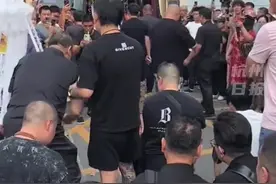 相声名家#杨少华遗体告别仪式上 儿子杨威哭喊出：爸爸一路走好，儿子杨议悲伤晕倒被抬走。