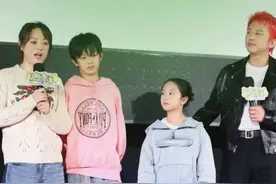 邓超孙俪一家四口同框亮相，两个孩子的举动你看懂吗？ #孙俪 #邓超 #明星 #娱乐圈 #热门视频封面