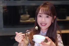 一条叫板传统苏帮菜的松鼠鳜鱼！ 你喜欢传统还是创新味道呢？旧时明月李公堤，今朝苏式新料理。白玉鲜鳜巧制馐，形如松鼠萌心头。珍肴恰似丹青画，初尝爱惜难下口。#苏州话 #人间烟火 #秋冬觅食日记