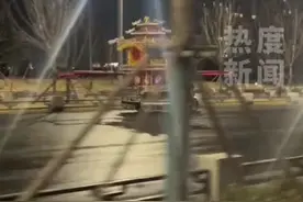 半夜在荒无人烟的街头，男子余光瞟到一台红色轿子在飘。男子:哪位大小姐的道具#轿子 #恐怖 #搞笑视频封面