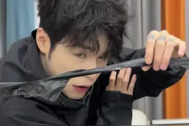跟我拉三八线是吧？？？？哈哈哈哈 #情侣 #整蛊 #测试男友视频封面