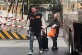 广东宏远男篮一大早出发明天的四川比赛！ 广东宏远男篮一大早出发明天的四川比赛！朱芳雨 徐杰 胡明轩 任骏飞 黄荣奇 王少杰 张浩嘉 徐昕 杜润旺 张文逸 莫兰德 吉伦沃特 贝兹利 伯克 期待大家的表现好好加油！视频封面
