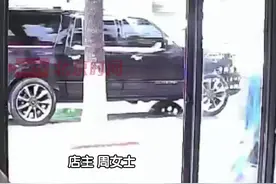 6月27日（采访时间），江西九江。外卖骑手雨天进店借充电器被店主暖心安慰，事后向店主回赠一箱饮料。店主周女士称，对方是刚参加完高考的学生，当天因为意外订单全部超时，还摔了两跤，来店里借充电器时自己安慰了他，也没想到他会给自己回赠一箱饮料，“对他来说感觉挺贵重的，半天才能挣到。”
