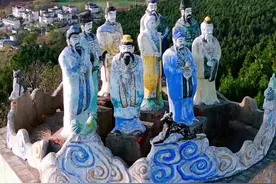 寿县四顶山 寿县四顶山，位于安徽省淮南市寿县境内，是八公山的一部分，享有“八公仙境”之美誉。四顶山因山有四顶而得名，最高峰处建有著名的四顶山奶奶庙，又称东岳祠或碧霞元君庙，香火鼎盛，每年农历三月十五日更是庙会盛期，吸引远近游客前来朝拜观光。山势绵延，景致迷人，自然风光与人文景观交相辉映，是一处集历史文化、自然风光于一体的旅游胜地。登临四顶山，俯瞰寿县古城，远眺淝水风光，无限风光尽收眼底。#八公山 #寿县 #淮南 #历史古迹 #旅行推荐官视频封面