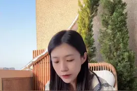 减肥人嗦粉注意事项 113/173cm 早午餐：蔬菜肠粉加鸡蛋半份、猪肝粥半份、白灼生菜半份； （外卖：钟久夫肠粉王） 晚餐：牛肉粉一份+煎蛋一个； （外卖：漆黑觉） #主食减肥法 #生活化减脂 #每天都记录我的真实生活日常 #吃不胖的秘密 #减肥   主食减肥法=主食比例提高  1️⃣主食比例占50%～65%，其他的肉蛋蔬菜为辅的占50%到35%  2️⃣一天两餐即可，控制在16+8减肥效果最佳。必须一日三餐的话，那自己心里要有数总量不能多。  3️⃣怎么判断自己吃的量可以瘦？每餐前有饥饿感+ 临睡前两个小时有饥饿感。   4️⃣中午那顿必须吃饭吃爽，炒菜不要太低油盐，香喷喷的炒菜才能满足食欲。主食比例高，摄入的油盐不会太多。  自己的体重公斤数乘以4，就是你全天大米（生重）的量。比如我55公斤，想减肥每天可以吃220克生米，想减的快可以乘以3。  5️⃣想减肥每天吃的肉类不超过120克（生重）最好，很多人胖的原因是吃肉吃太多了。  6️⃣鸡蛋每天两个就够了。  7️⃣蔬菜每天吃400克（生重）足够了（含配菜大葱）  8️⃣不建议吃水果，果糖容易让胰岛素亢奋，如果非要吃每天别超过200克。如果怕VC不够，可以把蔬菜/全天/生重（包含葱蒜）提高到500克，不用怕加热破坏VC，不会全部被破坏的。  9️⃣不吃零食，吃饱主食不馋的；视频封面