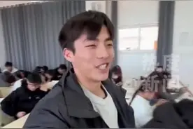 大学生课间求老师举手机拍段子，同学全都埋头忍笑:学校真的没有你在乎的人吗？#大学生 #搞笑 #择偶权丧失