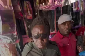 在#非洲 #哈扎比部落 一番周折终于带着嘟嘟买衣服了，今日所有消费2300rmb，这边物价觉得也不便宜，要么就是被宰了。