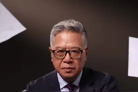 广告行业玩擦边球，是业内常见的套路。不过，用种族主义来搞擦边，其实已经很久不见了，但最近又开始出现了。有一个牛仔裤品牌叫美国鹰，大家可能都比较熟悉。最近他们请了一位现在还挺火的女演员——悉尼·斯威尼拍广告，很多中国网友也管她叫“悉尼妹”。 在这则广告里，他们玩了一个谐音梗。就是这个广告，悉尼妹的旁白是：基因是父母传给后代的，决定了后代的特征，比如头发颜色、性格，还有蓝色的眼睛。接着她说：“我的牛仔裤也是蓝色的。”这里，“基因”（gene）和“牛仔裤”（jeans）在发音上很接近，所以这是一个双关语。她说自己的基因决定了自己眼睛是蓝的，也在说自己的牛仔裤是蓝色的。这个谐音梗非常明显地带有种族主义色彩，所以广告播出后，遭遇了巨大的反弹。很显然，这种谐音梗实际上是在赞美白人的基因。 但特总听说了这件事后，非常惊喜地得知“悉尼妹”其实是共和党的注册党员。这在好莱坞非常罕见，因为影视圈里支持共和党的人本来就很少，更别说成为共和党注册党员了。西德尼·斯威尼就是其中之一，所以特总直接发文挺她，说“干得好，我太喜欢这个广告了”。白宫发言人也回应说，对这则广告的批评，其实是过去几年民主党政策带来的恶果。 这件事现在也成了美国民主党和共和党支持者之间价值观撕裂的一个典型例证。后来，企业看到反对声音太大，假惺惺地把广告撤了，还解释说只是开个玩笑。 因为这件事，这段时间公司股价涨了20%多。尤其是在川总发文力挺之后，当天股价就涨了7%，创下了公司20年来最大的单日涨幅。一项民意调查显示，39%的年轻女性和42%的民主党人士表示，他们看了广告后，再也不会购买美国鹰的衣服。这表明仍有一部分人坚决抵制，但大部分受访者对此持无所谓态度。 从股价来看，这次广告显然非常成功。这显然是通过巧妙利用种族主义话题挑起民间争议，让品牌得以出位。从广告商和品牌方的角度来看，这正是他们当前的营销思路。 品牌商玩这种花招，与当前的政治环境密切相关。虽然有很多人反对，但也有很多人敢于明目张胆地支持这种带有明显种族主义痕迹的广告。如果放在一年前，拜登政府执政时，这种广告可能会被唾沫星子淹死，悉尼妹甚至根本不敢接这种广告。 现在的情形完全不同。你看特总政府中的女部长们和女发言人，无论年轻还是年长，无论外貌如何，都是金发碧眼。这种审美标准显然在政府中得到了强化，这也为品牌商提供了擦边球的条件。 之前民主党在“黑命贵”运动的