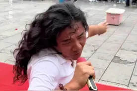 #残疾人生活不易 #单亲爸爸 带娃在街头卖唱 #身残志坚励志正能量视频封面