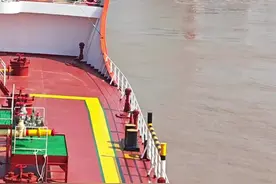 不用拖轮能不能自己靠离泊 靠离泊时，为什么有的码头不需要拖轮，有的码头需要强制拖轮？ #航运人 #带你走进海员生活 #记录船员生活 #打工人#船上随拍