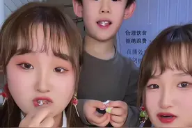 00后双胞胎挑战吃奇葩食物#吃货的迷惑行为 #试吃各种奇葩糖果 #吃点甜甜的新年糖果吧 #双胞胎奇葩挑战视频封面