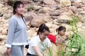 中国大叔越南妹子隔着国界铁栅网交流 妹子招手让大叔过去玩#越南姑娘 #越南妹子视频封面