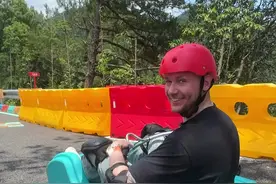 我们南方到处都是山，还把游乐园装在山上！#玩转江浙沪 #龙井峡漂流 #三渡山地运动公园 #漂流 #老外在中国