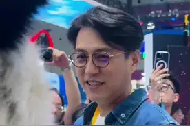 5月26日，第二十一届深圳文博会现场，演员靳东现身山东展区，引起无数喜爱他的观众的围观。在参观过山东展区的优秀参展项目后，靳东感叹：“希望能在这次文博会上，让全国，全世界的人们都看到山东在硬件和软件方面的硬核实力。”  齐鲁晚报·齐鲁壹点记者 孙佳琪 魏银科视频封面