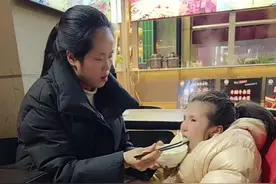 其实每次和我老婆发生争吵的时候，不是她不好，而是心疼她太苦了。女儿最近胃口不好，说女儿如果不好好吃饭，就叫我多将就一下她。不要对她说话太大声。她看不见听到你说话大声，她就会觉得很委屈，会大声哭闹视频封面