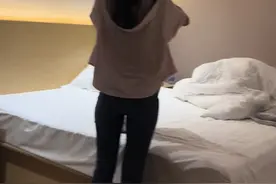 兄弟们，我和对象是相亲结婚的，一开始我对她没什么感觉，可能同样是单身久了，我们竟然也能聊的有来有回，后来两边父母看我们聊的还可以，就说可以先把婚定下来，和她父母沟通彩礼，三金什么的，整个算下来估计要二十万左右，还要在县城买房，当时家里只有二十多万，爸妈到处跟亲戚借钱，又凑了二十多万，这也是我之前一直不想结婚的原因之一，我自己当时身上也就两万多块钱，爸妈没要我的，让我留着跟对象花，定亲后我就出去打工了，在一个小公司，一个月六七千块钱，她在老家县城上班，我和她说让她跟我一块出来打工，她说不想离家太远。我也就没有强求，我们就这样偶尔聊聊天，开开视频，慢慢也熟悉了，她很漂亮，但是我明显感觉到自己慢慢喜欢上了她。期间十一我回去看了她，和她牵了手，是她主动拉我的手，我开车带着她玩了好几天，从牵手到拥抱，从公园到宾馆，到最后分别时的依依不舍，那时候我真的无比期待和她结婚，之后我们就每天聊天，每天视频，像热恋中的情侣，也算是我的初恋了，我感觉无比幸福，生活也充满了希望。快到了年底，我们快结婚了，想到结婚那天我肯定会特别紧张，一紧张就想上厕所，然后我就醒了，我真的好后悔，睡觉前就不该喝那一杯水视频封面