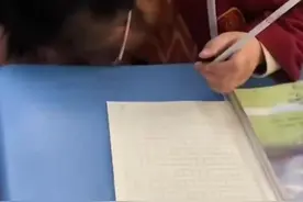 被班主任抓包死亡瞬间，太真实了，这简直是学生时代的“噩梦”。（来源：搞笑鹿七七）视频封面