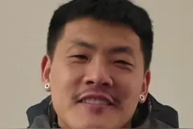 王大雷看到球迷为他制作的视频感动落泪，表示只要国家队需要他将义无反顾  #王大雷因为球迷又哭了  #王大雷手骨折3年才发现 #王大雷视频封面