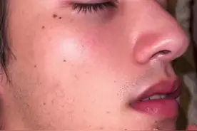 中国姑娘带外国男友回家过年，结果他害羞不愿意起床！视频封面