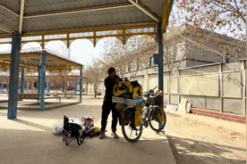 骑行新疆，在策勒县城取快递绕了30多公里，回原地做过油肉拌面