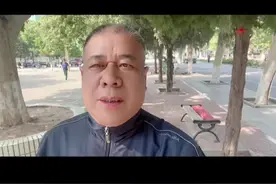 注意看，这个28岁的女人喝得醉醺醺回了家。此时家中只有公公一人 ，她竟错把公公当成丈夫。醉意上头，她开始吐槽，说家里有免费劳动力，洗衣做饭带孩子全包 ，小两口就能逍遥自在。公公这才惊觉，自己竟被当成免费保姆。晚年到底该靠什么？是儿女还是自己的积蓄？点进视频，一起来聊聊 ！  #不是视频好剪是生活过于真实  #口播短视频#情感#我要上热门@陕南花儿 @遇见ni视频封面