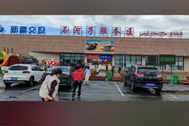 新疆石河子与克拉玛依，石河子地处天山北麓中段，准噶尔盆地南部。面积460平方公里，清光绪十年新疆设行省，1975年4月，成立石河子市。 克拉玛依是中国重要的石油石化基地，新疆小城人均GDP全国第二，超越东部。从这里出发，无论是去北疆的喀纳斯、伊犁，还是南疆的库车、喀什，都方便得不得了，简直就是个中转站和补给站的完美结合体。 石河子市曾经是新疆生产建设兵团总部所在地，后总部迁至乌鲁木齐。垦区南依天山，山区、丘陵区分布有辽阔的草原，水草丰美，是良好的牧场。 视频封面