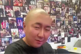 从公元前221年秦朝建立到如今，从秦朝那会儿算起，到现在2246年了。 漫长的2246年，其实也不过是麦子熟了2246回。 其实1978年开始改革开放，距离清朝亡也才过去 66年。 如果一个人的寿命是70年，那么2246年，也就是 32个人生死相接的一生。 我们总是被一些大词裹挟，沉迷于一些宏大叙事、空洞概念，其实不如想想这短暂的一生，到底为什么而活。 小时候背的那些诗词，秦时明月汉时关，其实就是说，你脚下踩的这片地，秦始皇、汉武帝也踩过； 人生代代无穷已，江月年年望相似，就是说，你抬头看的那轮月亮，李白、苏轼也看过。 还有那“万里长城今犹在，不见当年秦始皇”，就是说，什么千秋霸业、功名利禄，在时间面前都成废墟，一切活法都不如按自己喜欢的方式度过。 所谓人生，不过几十次麦熟。这短短的一生，我们最终都会失去。不妨大胆一些，爱一个人，攀一座山，追一个梦。历史总有很让人错愕的瞬间。@#酒后行为艺术家 #酒后百态 #酒后迷惑行为