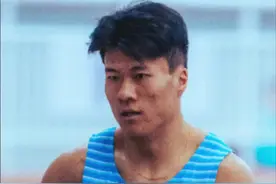 山东百米纪录保持者@王胜杰quattro ，室内赛季和#苏炳添 同场竞技，前程的跑动给我留下了深刻的印象。 他在采访中提到了冬训的改变，我们简单探究了一下原因-在过去这个冬训跟随@潘欣玥 训练。不可忽视的“力量”，即是指他成功的力量转换帮助取得了一定程度的进步，也是指他在百米赛场的竞争力。 这段对于原因探索，值得想要进步的人学习。 #田径说一哈 #田径 #短跑视频封面