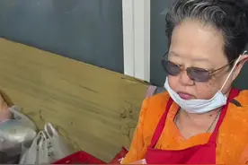 街头小吃，60多岁可可粉老奶奶，可可冰饮，每天排队很长时间 街头小吃，60多岁可可粉老奶奶，可可冰饮，每天排队很长时间才可以吃到！#摆摊小吃 #可可粉 #炼乳 #牛奶 #可可粉怎么吃视频封面