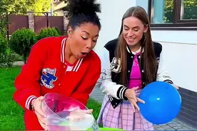 水里憋气大挑战，玩的全都是套路！ #是时候展现真正的技术了 #哎呦我的妈呀把我自己都吓蒙了 #国外小伙竟然能将嘴巴盖住鼻子 #哈哈哈哈哈哈我要笑死了 #哈哈哈娱乐一下😂😂😂视频封面