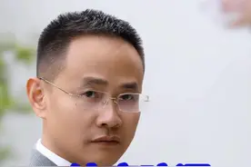 宝子们，打官司时法官的这些“话外音”你能懂吗？要是法官说：“你怎么现在才起诉呢？”这其实是在委婉提醒你，诉讼时效或许已过，案子有被驳回的风险，赶紧想办法补充新证据。  当法官问：“你是不是确定只要被告赔偿这些？”实际是在问你，起诉状上没写的其他应得款项是不是就不要了，毕竟没写清楚，法院也没法判给你。  如果法官问：“你对被告提供的新证据有没有要说的？”这是在暗示你，要是无法推翻这个证据，官司可能会输，得赶紧收集新证据提交。  而法官询问：“这个案子你需不需要调解？”其实是在告诉你，案子事实虽存在，但你的证据不足，继续打官司可能败诉，调解对你更有利。  宝子们，都学会了吗？要是你也有官司要打，点个赞，在评论区讲讲你的案情吧！#关注我每天坚持分享知识 #杭州律师 #德清律师#德清同城 #律师视频封面