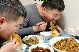 20岁自闭症双胞胎兄弟居家生活 大宝负责每天做饭，二宝负责收拾屋子刷碗，年前也只能这样过了，年后再想想办法吧#记录真实生活 #双胞胎#自闭症#做饭视频封面