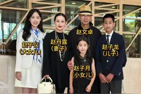 赵文卓一家人合影，三个孩子简直是一个模子刻出来的！#赵文卓#明星#娱乐圈