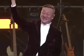 # 韩磊 帝王之音《# 等待 》大气磅礴，浑然天成的演唱，豪迈霸气，气势如虹# 感谢抖音 #让我们一起重燃经典视频封面