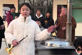 奶奶在做饭，今天爷爷吹大唢呐，我们一家人演奏一段《庆胜利》送给大家#沛县曹家班唢呐 #民族乐器 #非遗文化 #幸福一家人 #庆胜利@曹家班唢呐艺校(全国招生)视频封面