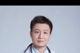 ⚠️瘦高男生警惕！你的肺可能正在"漏气"？急救指南速看！ 肺破洞必须开刀？真相来了！突发胸痛先别慌👉🏻轻微症状吸氧就能自愈，但窒息感+嘴唇发紫的立马冲医院插管！真正要手术的只有两种人：反复漏气的"修修补补党"和CT照出肺大疱的（微创搞定，复发率＜5%）！⚠️20岁+瘦高男生注意！搬重物/猛咳嗽后胸痛？快查胸片！肺大疱患者运动前务必找医生！转发给你身边的"纸片人"兄弟，关键时能保命！#在抖音pick你的健康搭子 #解锁春日健康清单 #抖出健康知识宝藏#胸外科 #汕头附一谢泽锋视频封面