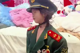 三岁女孩穿上去世爸爸的军装，长大立志成为和爸爸一样的人，“我穿上你的军装，成为你的模样…”（来源：新华社）视频封面