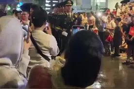 中国仪仗队太酷了，引得越南妹妹都叫老公。#越南 #内容启发搜索视频封面