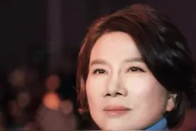 71岁董明珠回应“未婚”：找老公？这问题可笑至极！  在大众眼中，董明珠一直是格力电器那位雷厉风行的“铁娘子”，带领格力一路披荆斩棘，成为家电行业的领军企业。但褪去商业光环，她也是个有着丰富情感世界的普通人。最近，在竹内亮导演的《她和她的故事》纪录片里，71岁的董明珠回应了自己的感情状态，这一话题迅速引发热议，成功登上热搜。 #董明珠回应有没有谈恋爱 #正能量 #人物故事 #今日热点 #热点视频封面