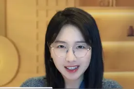 天知道我看了多少遍！小孩哥跳功夫街舞燃爆国际赛场，中华礼仪和传统武术丝滑融入，高举五星红旗让人泪目，这不就是最好的传承吗！#小孩哥将中华功夫融入街舞 #少年强则国强 #广电v光 #新闻姐 @抖音短视频