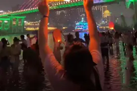 西双版纳放天灯： 节日由来与寓意 - 由来：放天灯是傣族新年泼水节期间的传统习俗，傣家孔明灯在傣语中叫“贡菲”，承载着傣族人民对美好生活的向往和祝愿。 - 寓意：人们将承载心愿的孔明灯点燃放飞，以此祈求来年风调雨顺、五谷丰登、幸福安康。 活动时间与地点 - 时间：2025年4月13日20：00-22：00。 - 地点：主要集中在澜沧江畔，如江边观礼台、白象沙滩、告庄西双景罗摩岛大门滨江大道临江一侧等区域。